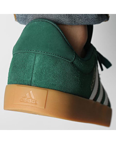 Scarpe da ginnastica ADIDAS VL COURT 3.0 IH4790 verde con dettaglio rosso in camoscio e striscie laterali .

