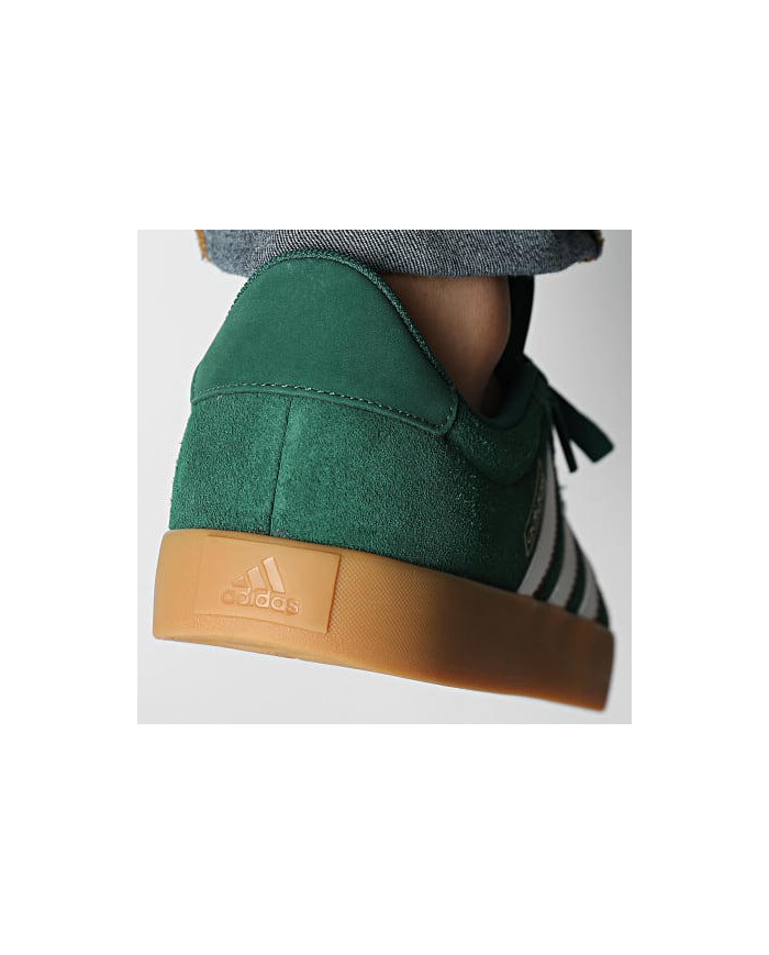 Scarpe da ginnastica ADIDAS VL COURT 3.0 IH4790 verde con dettaglio rosso in camoscio e striscie laterali .

