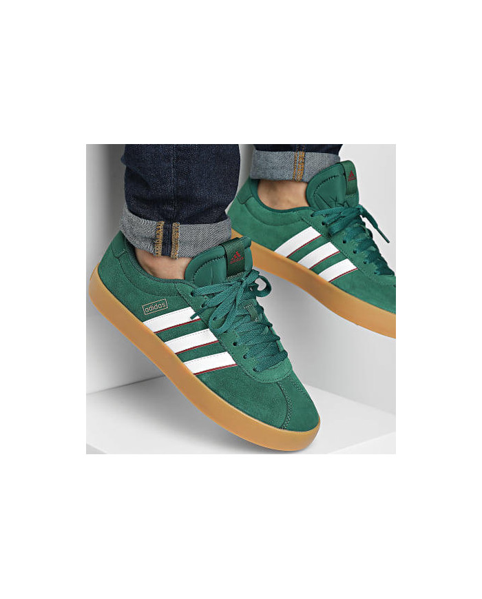 Scarpe da ginnastica ADIDAS VL COURT 3.0 IH4790 verde con dettaglio rosso in camoscio e striscie laterali .

