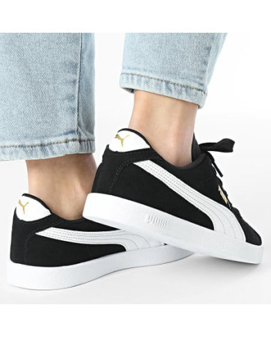 Sneakers PUMA CLUB II JR 398886 in camoscio nero e suola bianca. 

