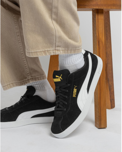 Sneakers PUMA CLUB II JR 398886 in camoscio nero e suola bianca. 

