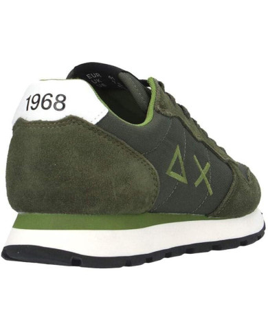 Design sportivo con icona del marchio ricamata sul lato.
Combinando una suola solida e spessa con una buona soletta ammortizzant