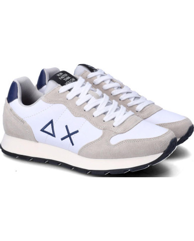 Design sportivo con icona del marchio ricamata sul lato.
Combinando una suola solida e spessa con una buona soletta ammortizzant