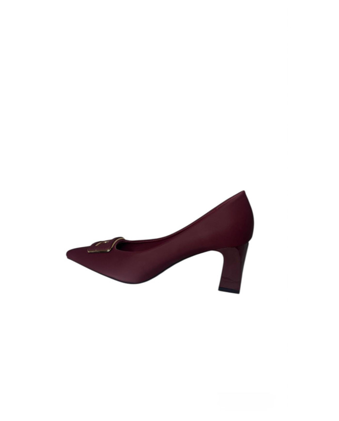 Scarpa con tacco comodo e punta davanti 
